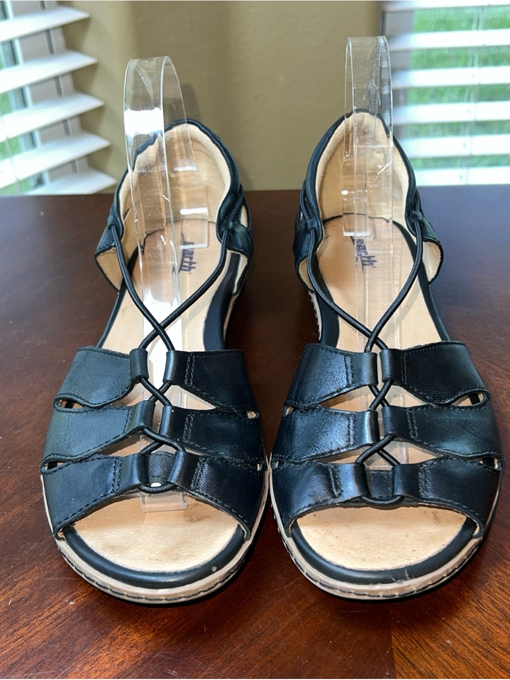 Earth Aloha Black Leather Bungee Slip-On Sandals Sz 9.5B Boho Granola Girl